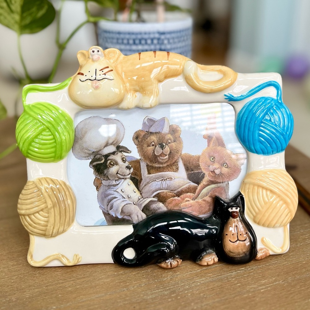 VINTAGE • Russ Alley Katz Ceramic Picture Frame, 3D Cats + Yarn
